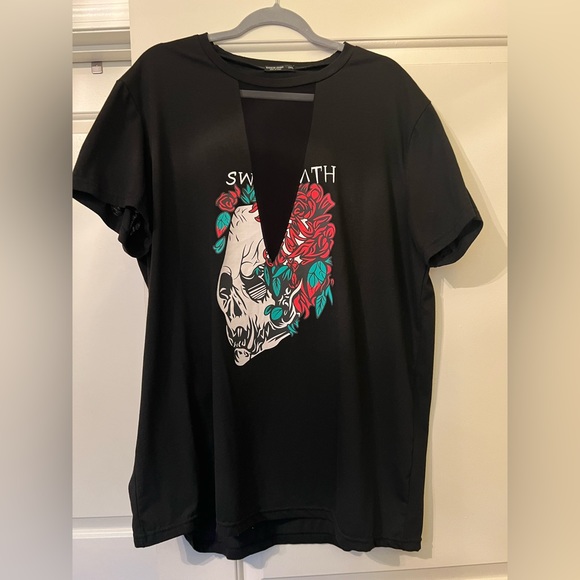 Oversized Mesh V- Cut Out Skull/Flower Graphic T-Shirt Size 2XL - Picture 2 of 6